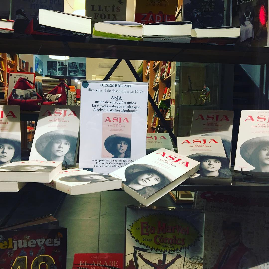 presentacio de la novel.la sobre asja lacis a Doria Llibres de Mataro