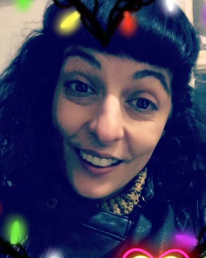 Roser Amills sonriente con un filtro de cuernos de reno y luces de Navidad, diciembre de 2017