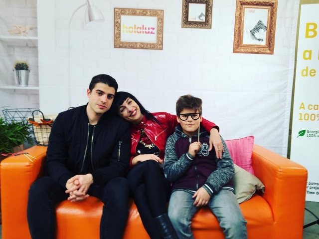 roser amills fiesta de los premios Time Out Barcelona en la silla del super col•laborador #kavehome_es!!! Ha estat un exitàs:) mil gràcies!! #kavetimeout @kavehome_es [disfruto mi chaqueta de cabritilla de Otto van Rhusk BCN ] Fot de Marcel Manzanares Amills