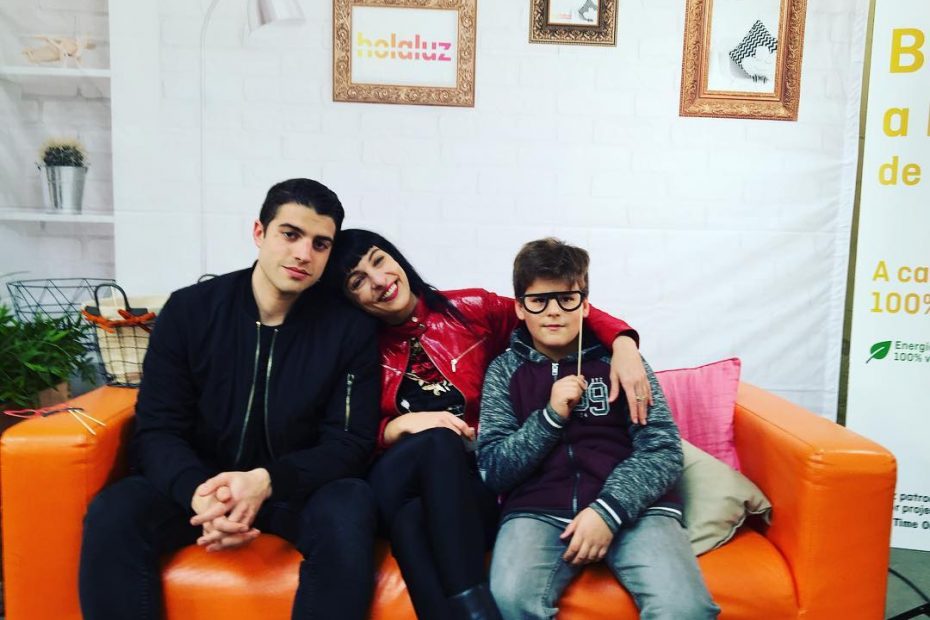 roser amills en la fiesta de los premios timeout bcn con sus dos hijos