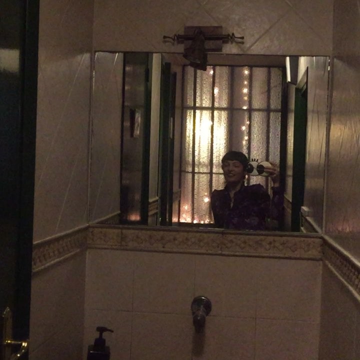 Roser Amills se fotografía en el espejo del lavabo del restaurante Cal Boter, en Gràcia, el 6 de diciembre de 2017