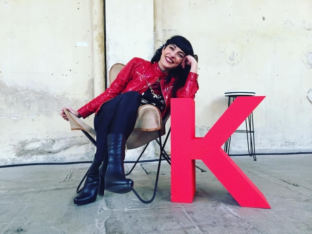 roser amills fiesta de los premios Time Out Barcelona en la silla del super col•laborador #kavehome_es!!! Ha estat un exitàs:) mil gràcies!! #kavetimeout @kavehome_es [disfruto mi chaqueta de cabritilla de Otto van Rhusk BCN ] Fot de Marcel Manzanares Amills