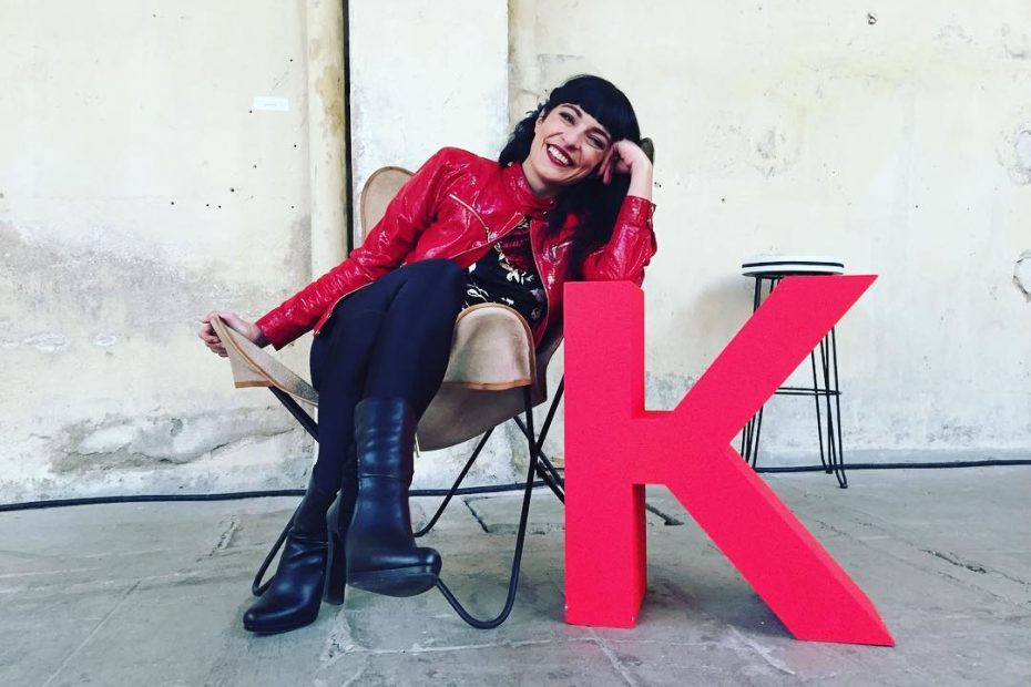 roser amills fiesta de los premios time out bcn en la silla kave home, chaqueta de cabritilla de otto vann rhusk bcn y foto de Marcel