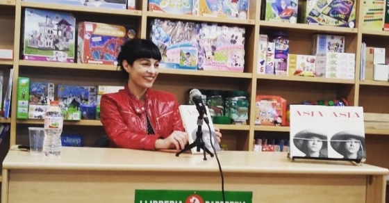 roser amills presenta asja lacis a la llibreria caselles de lleida