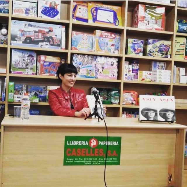 roser amills presenta asja lacis a la llibreria caselles de lleida