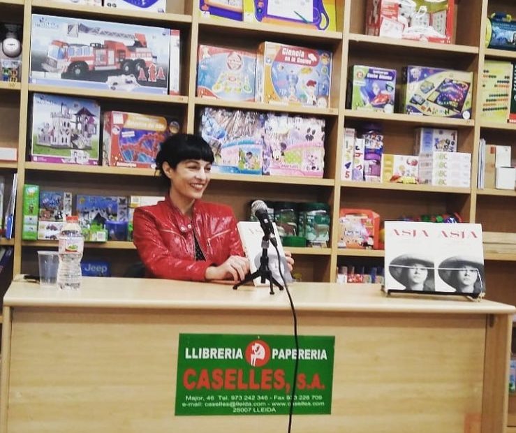 roser amills presenta asja lacis a la llibreria caselles de lleida