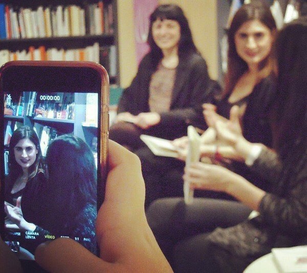 Preciosa foto d’ Neus Pérezz Repost “Anem a fer un cafè.” Falta mitja hora per presentar el llibre i la Roser se m’emporta a un bar per parlar sobre la presentació. El cafè es converteix en una copa de vi. Arribem a la llibreria i tothom ja hi és. Veig cares conegudes, família, amics, mecenes, gent nova. I molt d’amor. És un dels moments més bonics i emotius que recordo. “Ella parla de que és microcuentista, però serà una poeta.”, diu l’Ana María. La Laura em pregunta com em sento. I no ho sé expressar. Només sé que voldria (re)viure aquest moment des del públic i que segurament seria més conscient de tot el que està passant. Veure-ho des dels vostres ulls i les vostres pantalles. #Gràcies per la vostra mirada, per llegir-me, per fer vostres aquests #microcuentos. I per animar-me a seguir escrivint. #DejaQueTeDiga #neusperez #neuspérez