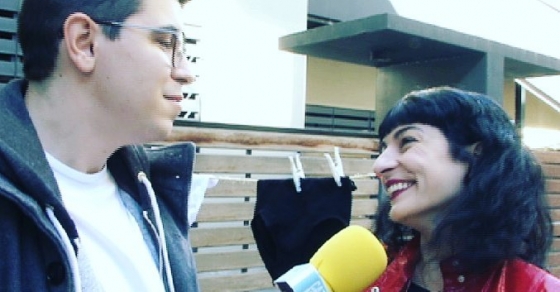 ATENCIÓN! En un rato estoy en Cazamariposas TV para poner mi granito de arena (y encaje) en el drama de Maria Lapiedra ;)) Mirad qué seria me he puesto!!! - Roser Amills, escritora mallorquina