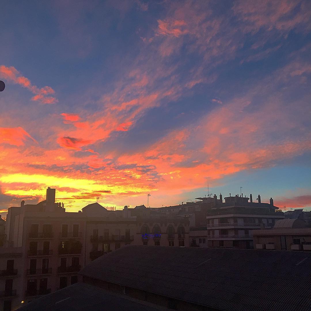 “La única diferencia entre un capricho y una pasión eterna es que el capricho suele durar algo más”
Oscar Wilde