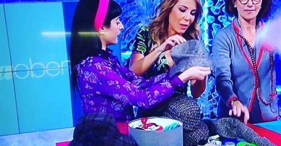 Avui a @tardaobertatv3 hem explicat que és possible fer barrets artesanals i triomfar venent-los per instagram: la Irene de @hatsonbcn n’és un cas ;)) 2 Roser Amills a Tarda Oberta de TV3 amb Irene de Hats on BCN, sobre barrets artesanals i Instagram