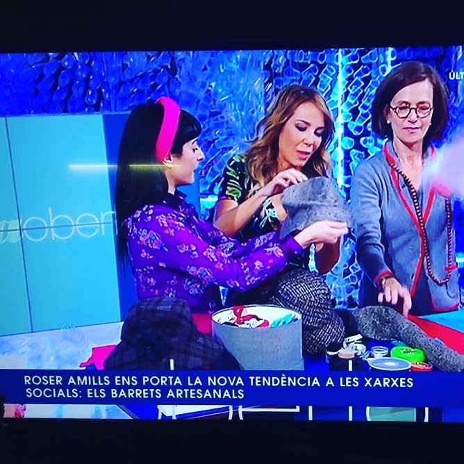 Roser Amills a Tarda Oberta de TV3 amb Irene de Hats on BCN, sobre barrets artesanals i Instagram