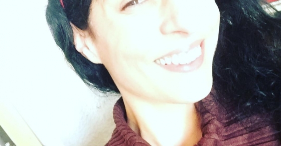 Roser Amills con diadema de color rojo