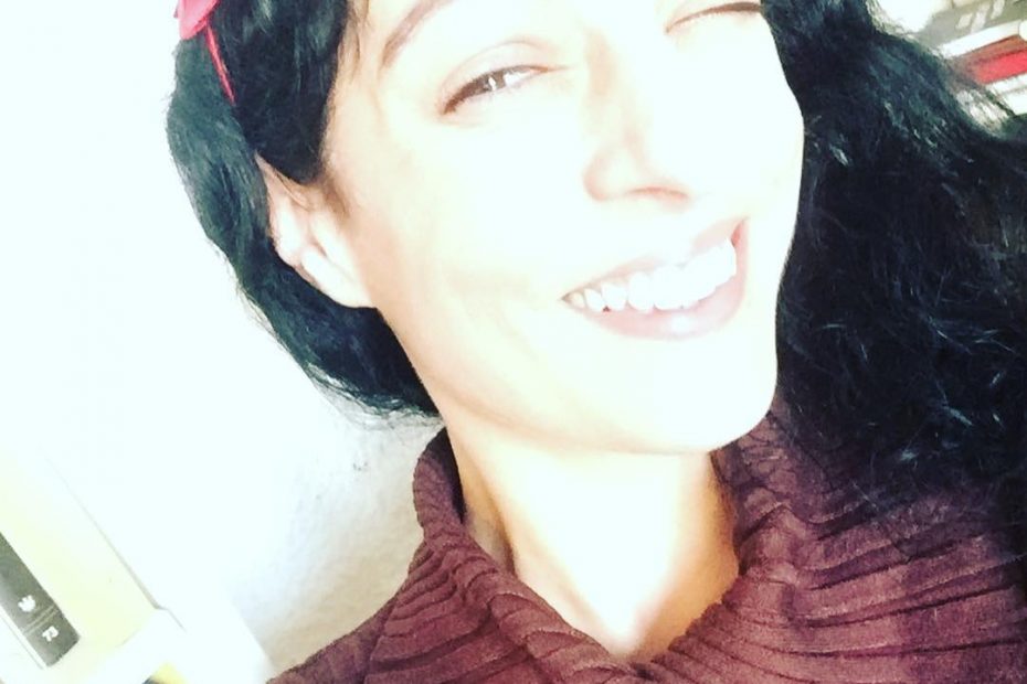 Roser Amills con diadema de color rojo