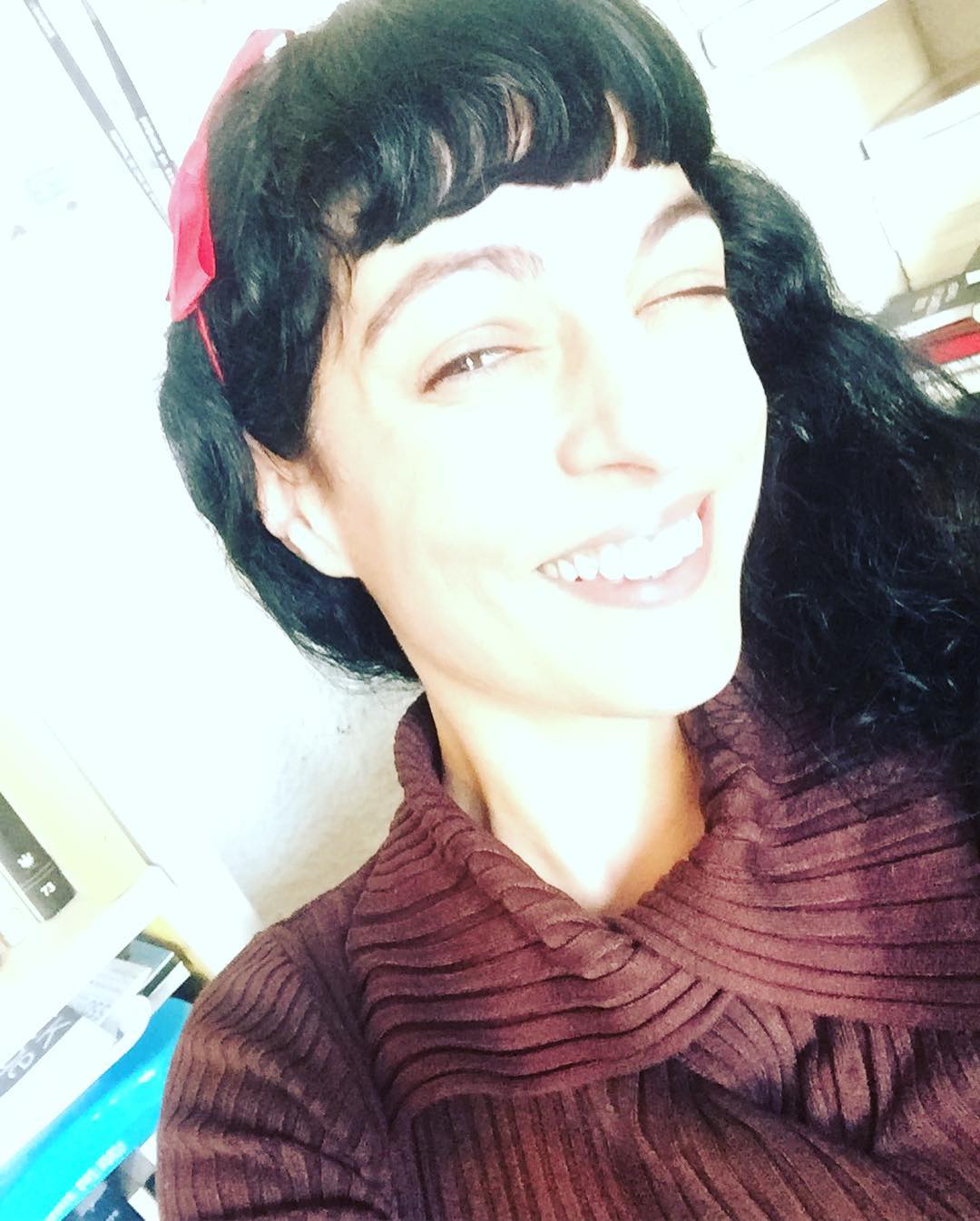 Roser Amills con diadema de color rojo