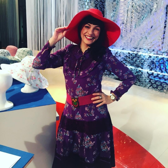 roser amills con sombrero rojo