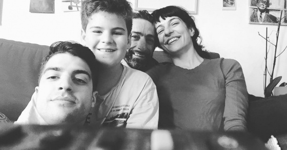 Roser Amills con sus dos hijos y Emidio, su novio siciliano