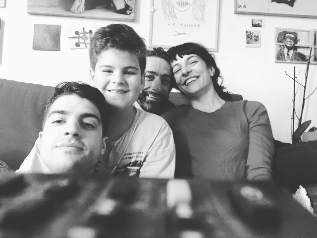 Roser Amills con sus dos hijos y Emidio, su novio siciliano