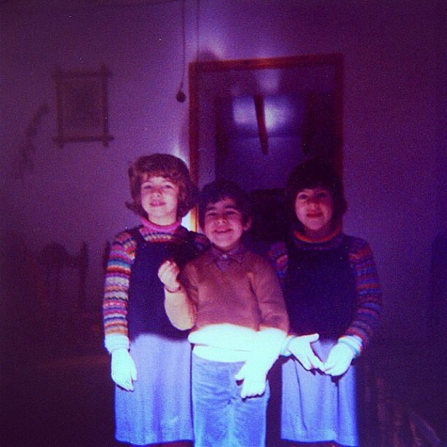 roser amills de niña con sus hermanos pep y catalina