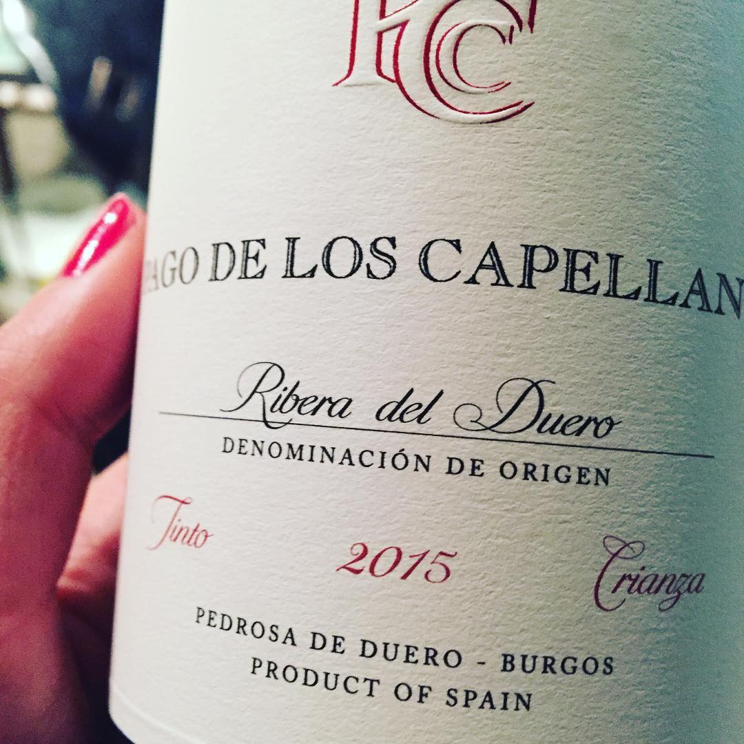Roser Amills degustando Pago de los Capellanes 2015