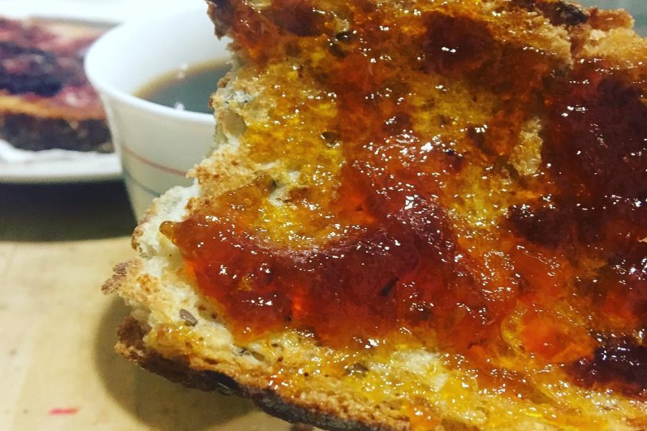 Roser Amills prepara mermelada casera de naranjas amargas de kilometro cero con fruta recogida de los naranjos chinos del barrio de gracia