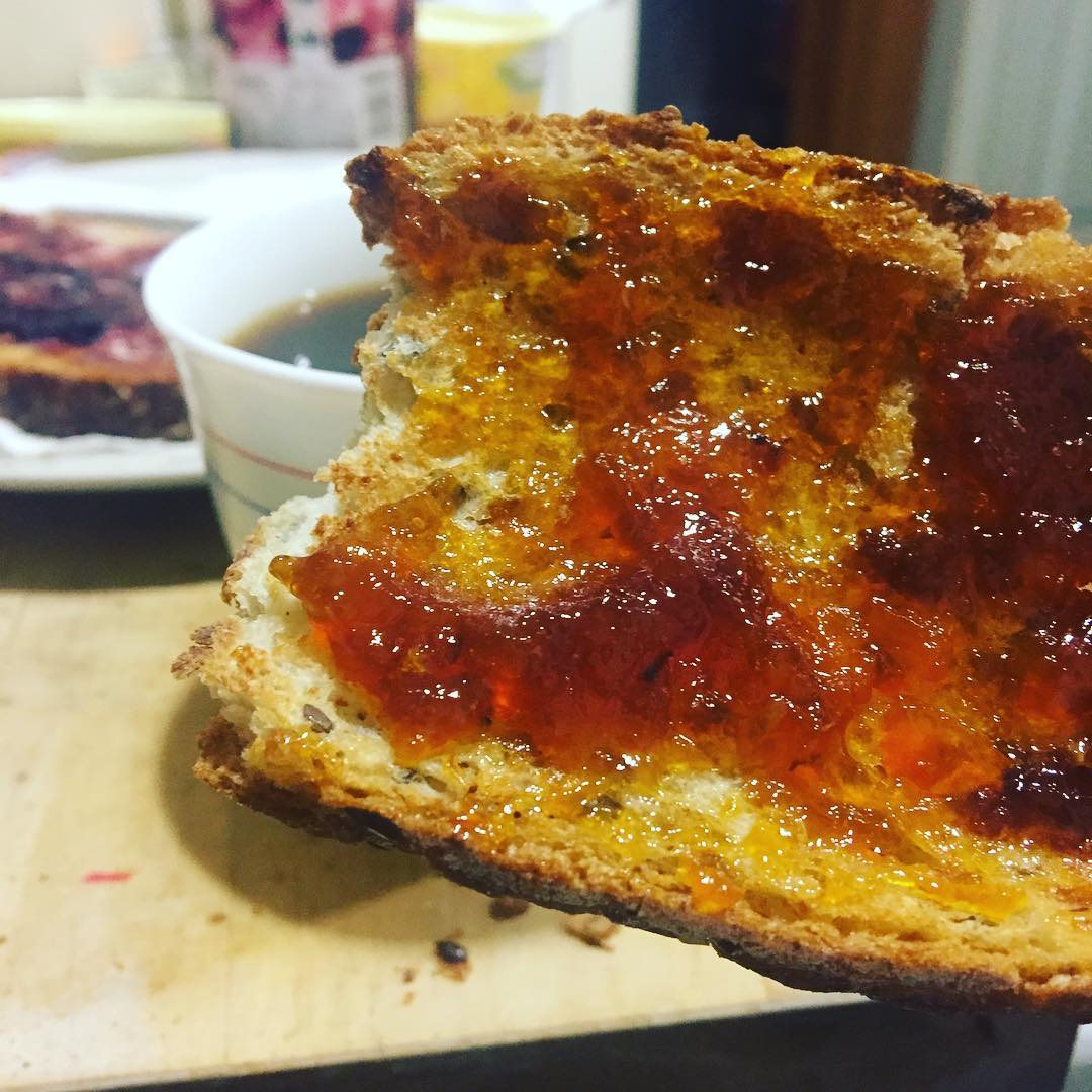 Roser Amills prepara mermelada casera de naranjas amargas de kilómetro cero con fruta recogida de los naranjos chinos del barrio de gracia