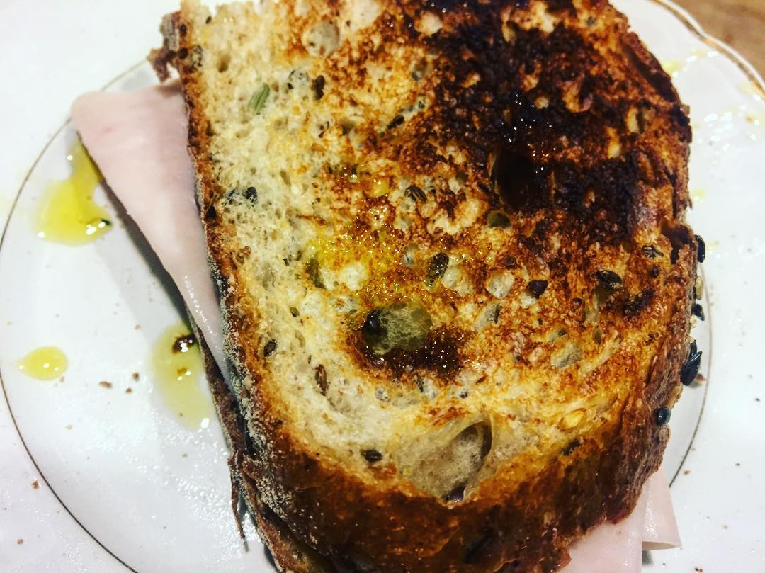 tostada de pan de semillas