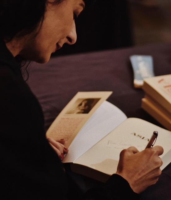 Foto de ayer de Maria Vlau en la firma de #libros 📚🌹 #AsjaLacis en #IlMercatino di #SanValentino Gallery Hotel bcn