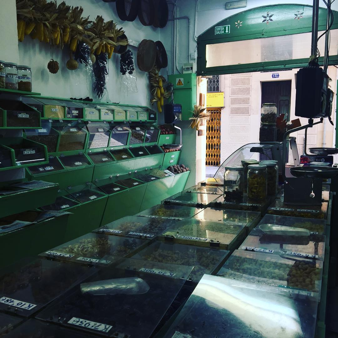Antigua tienda de frutos secos en el barri de gràcia