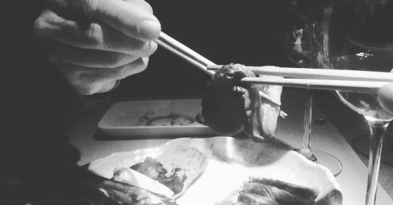 comida japonesa con palillos