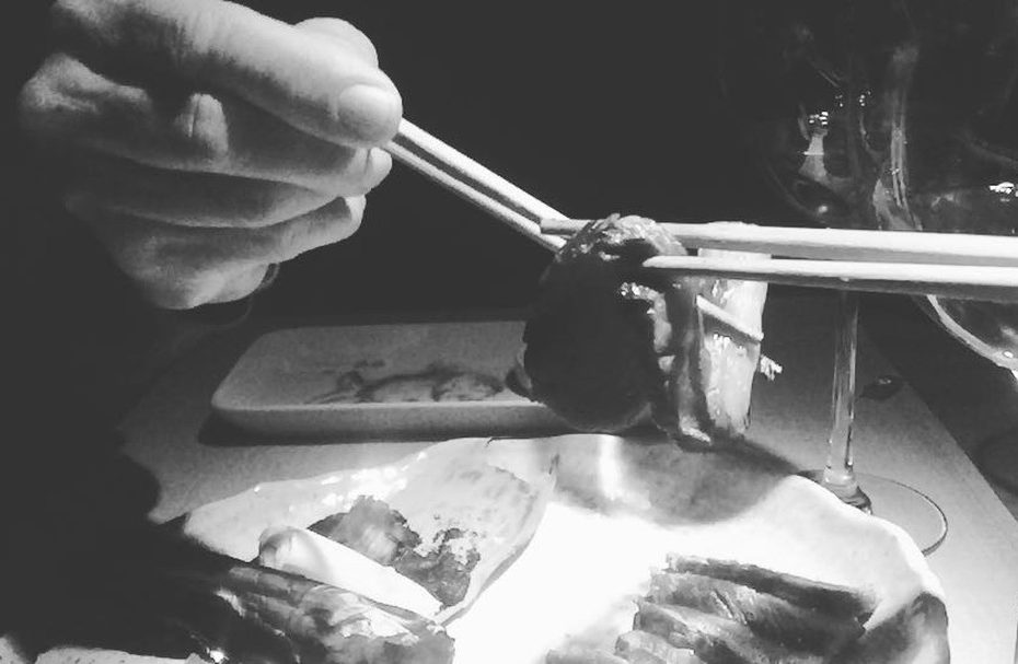 comida japonesa con palillos