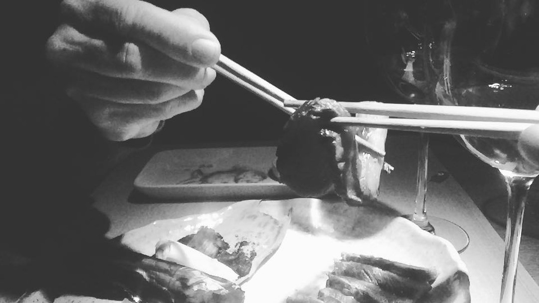 comida japonesa con palillos