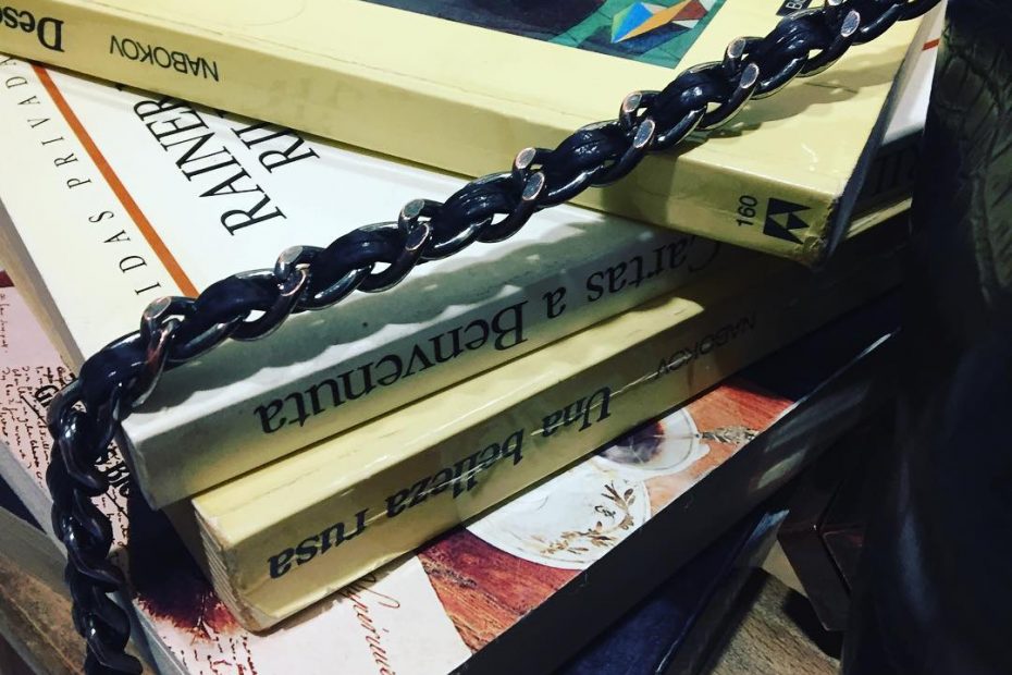 Libros en el bolso de Roser Amills para Margalida Ramon y Maria Antonia Massanet