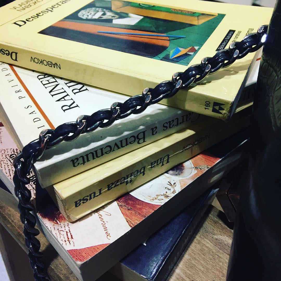 Libros en el bolso de Roser Amills para Margalida Ramon y Maria Antonia Massanet