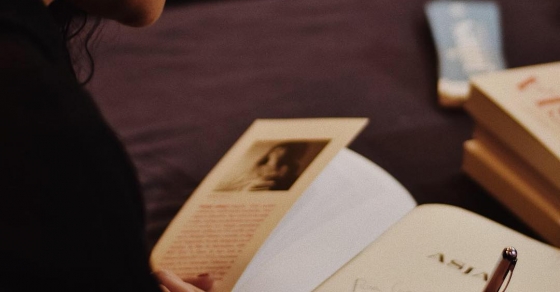 retrato de roser amills firmando ejemplares de su novela sobre asja lacis