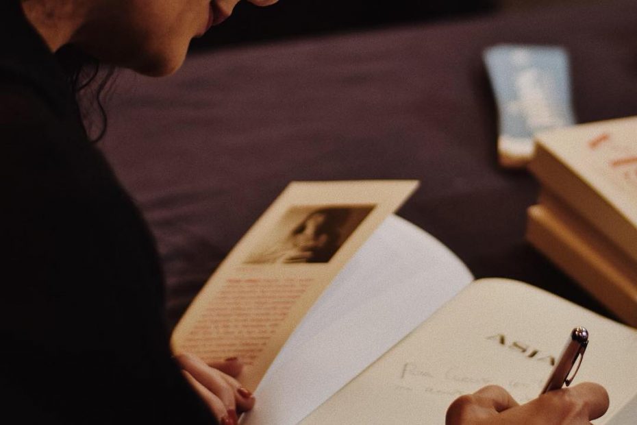 retrato de roser amills firmando ejemplares de su novela sobre asja lacis