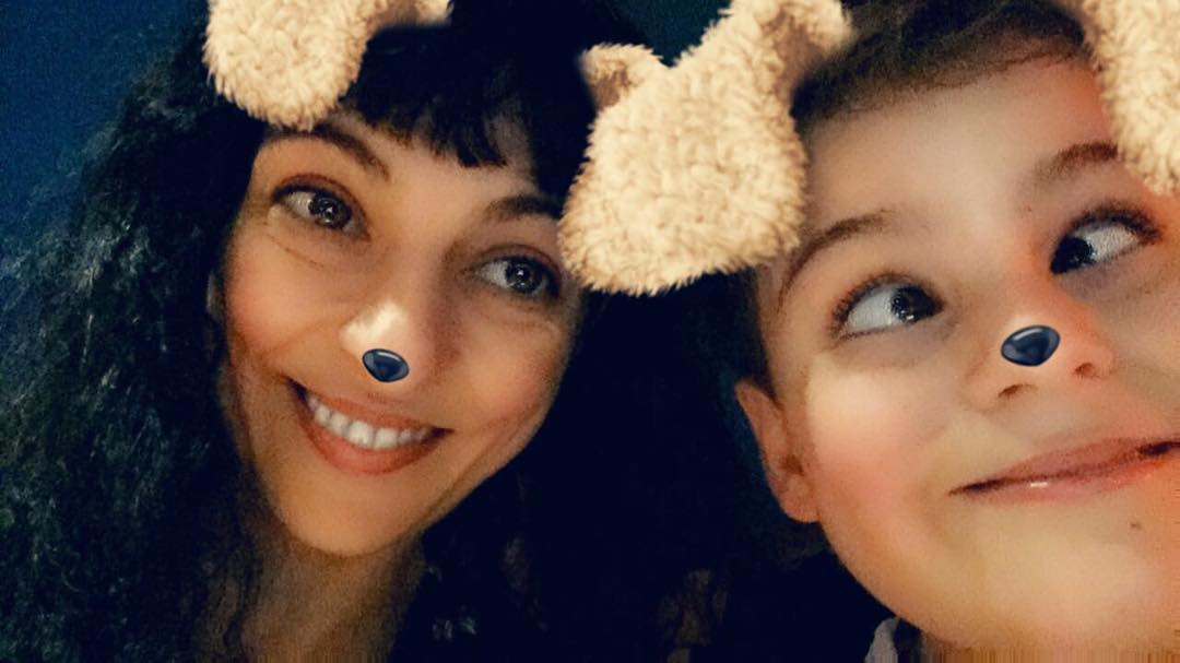 roser amills con su hijo juan