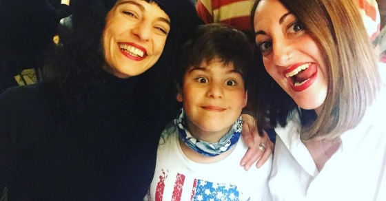 roser amills con su hijo pequeño juan y Helen Capel