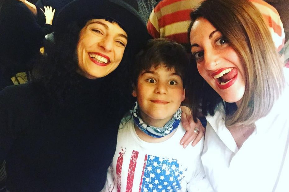 roser amills con su hijo pequeño juan y Helen Capel