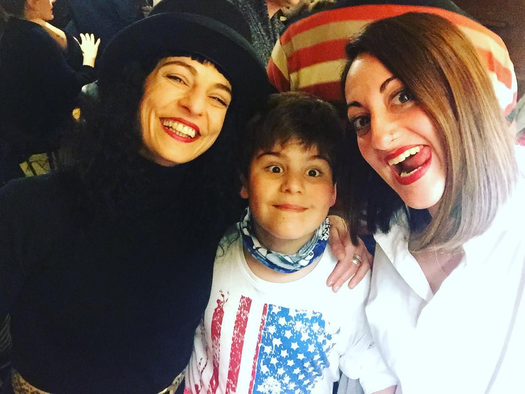 roser amills con su hijo pequeño juan y Helen Capel