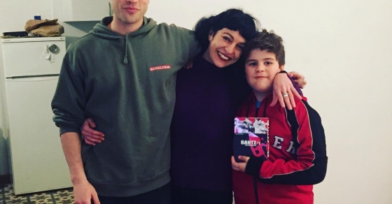 Roser amills con sus dos hijos, Marcel y Juan