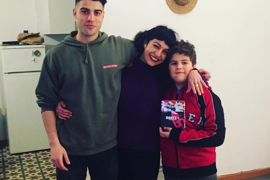 Roser amills con sus dos hijos, Marcel y Juan