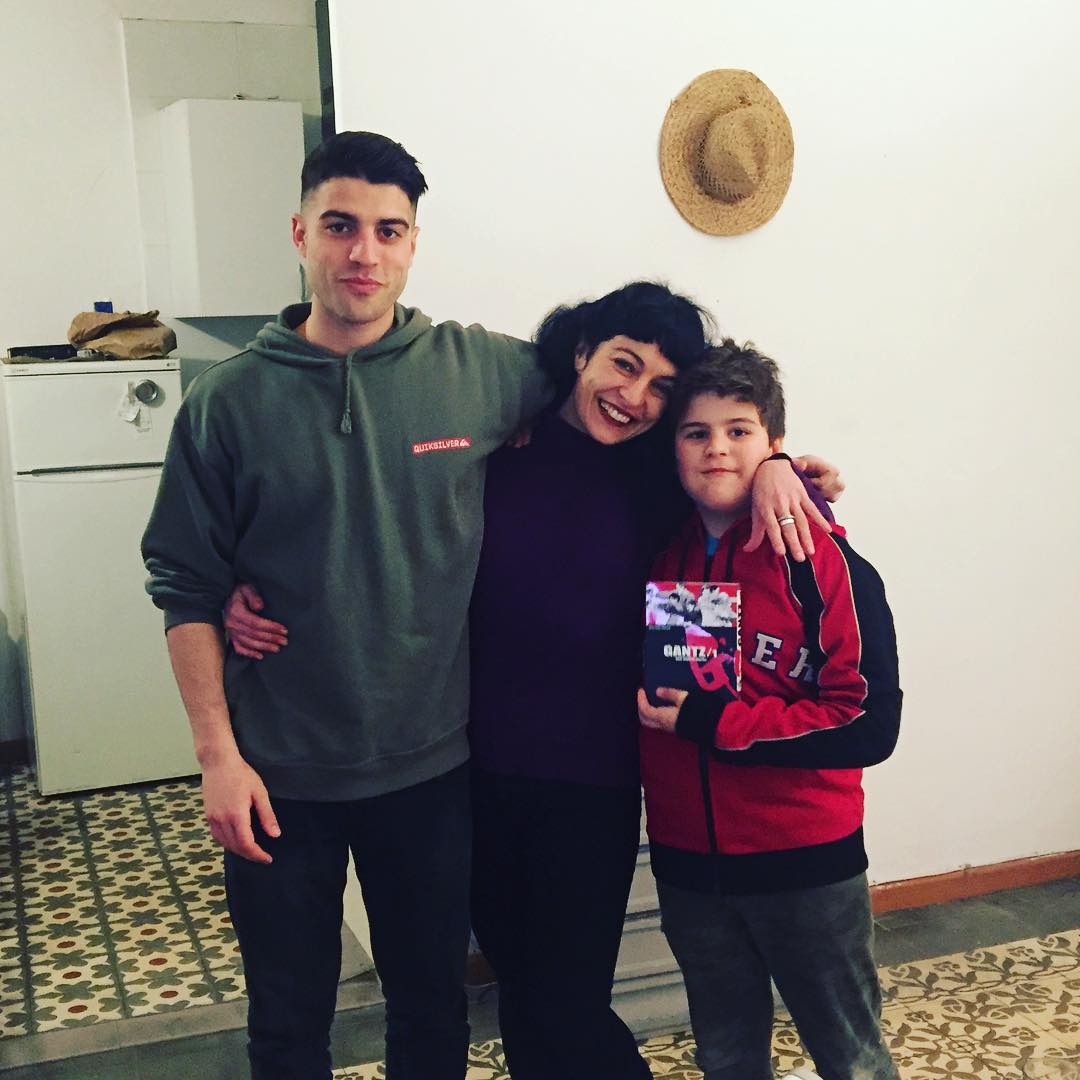 Roser amills con sus dos hijos, Marcel y Juan