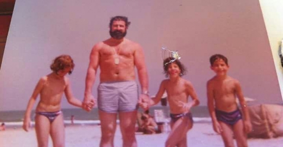 Roser Amills de niña con su pdre y hermanos en la playa