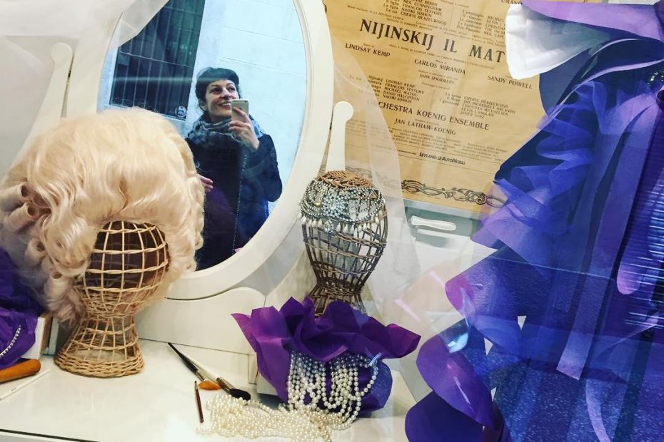 Roser Amills descubre en un escaparate a Nijinsky, una señal de Ramon Vinyes