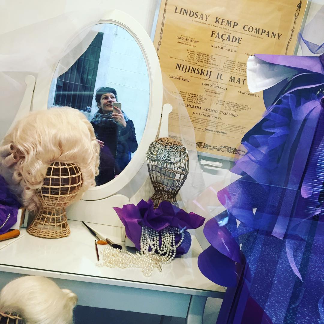 Roser Amills descubre en un escaparate a Nijinsky, una señal de Ramon Vinyes