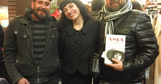 Roser Amills desvirtualiza a Carles Domenech en el Gallery Hotel Barcelona durante Il Mercatino de San Valentino, presentacion de su novela sobre Asja Lacis