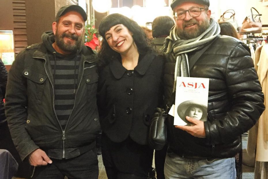 Roser Amills desvirtualiza a Carles Domenech en el Gallery Hotel Barcelona durante Il Mercatino de San Valentino, presentacion de su novela sobre Asja Lacis