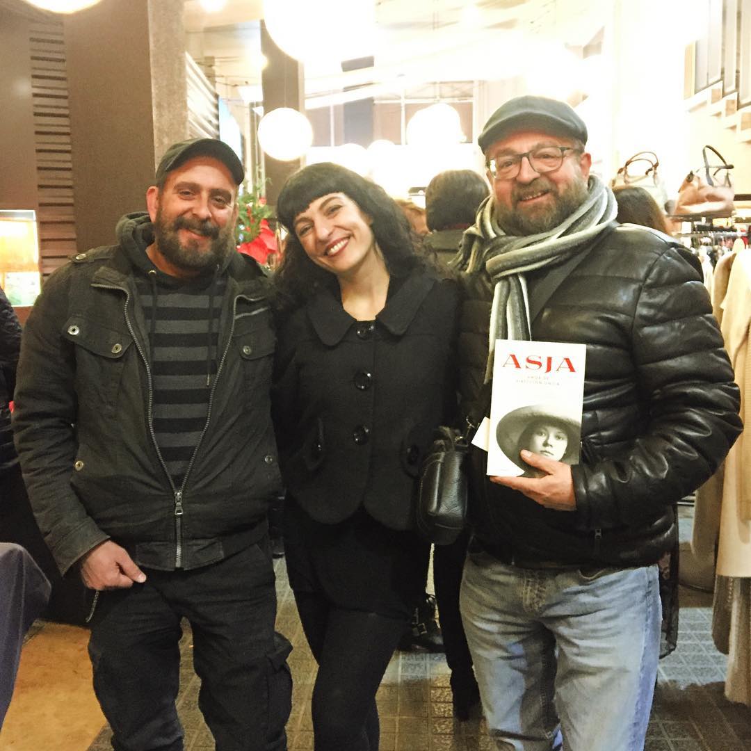 Roser Amills desvirtualiza a Carles Domènech en el Gallery Hotel Barcelona durante Il Mercatino de San Valentino, presentación de su novela sobre Asja Lacis