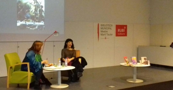 Roser Amills en la biblioteca de Rubi