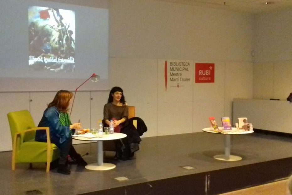 Roser Amills en la biblioteca de Rubi